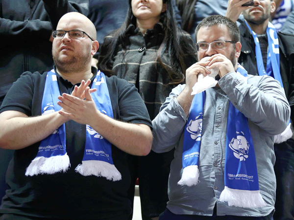 האוהדים דחפו את השחקנים בדרייב אין (אלן שיבר)