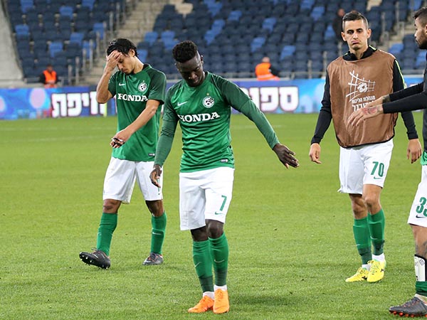 מסובכים בתחתית. שחקני חיפה (יוסי שקל)