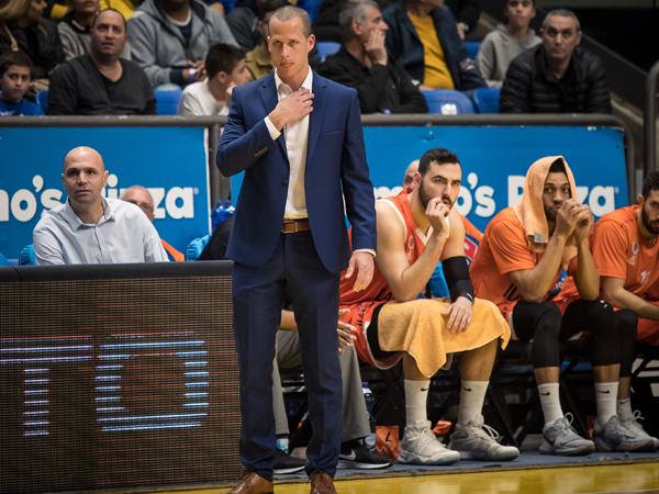 ראשל"צ תאלץ לבצע צעד לא רצוי? ברנר על הספסל (צילום: מנהלת הליגה)