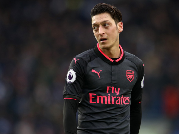 אוזיל מאוכזב. לא מקבל תמיכה מהחברים (getty)