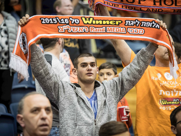 גם הקהל הכתום צבע את בית מכבי (מנהלת)