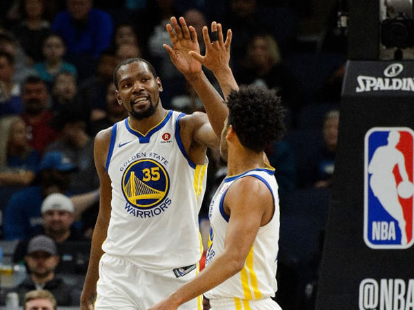 קוק מקבל הערכה מחבריו לקבוצה (getty)