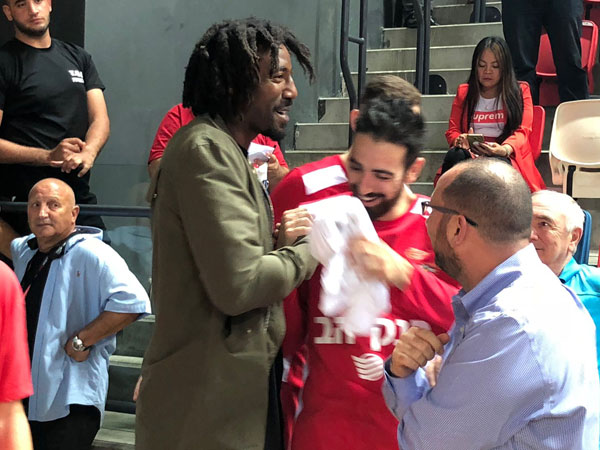 האוהד מספר 1 של י-ם הגיע. אמארה סטודמאייר