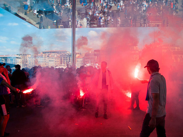 כמות אבוקות חסרת תקדים של אוהדי מארסיי