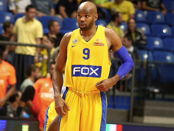 ההגנה של מכבי ת"א נראיתה רע (צילום: אלן שיבר)