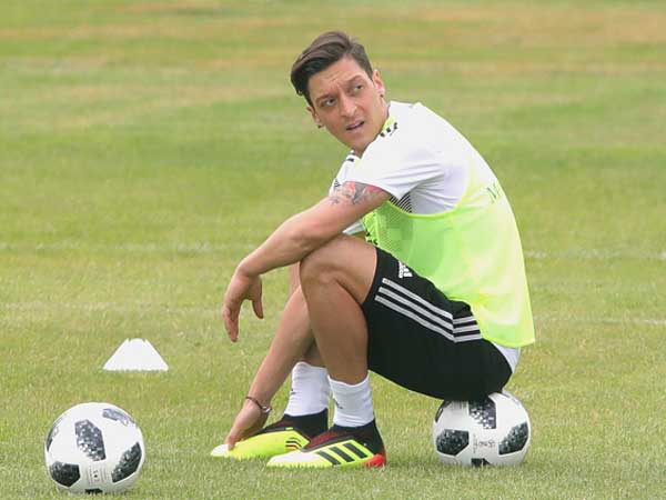 אוזיל, לא התאמן מלא בימים האחרונים (getty)