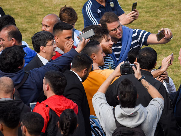 הילדים בנו על הסלפי (getty)