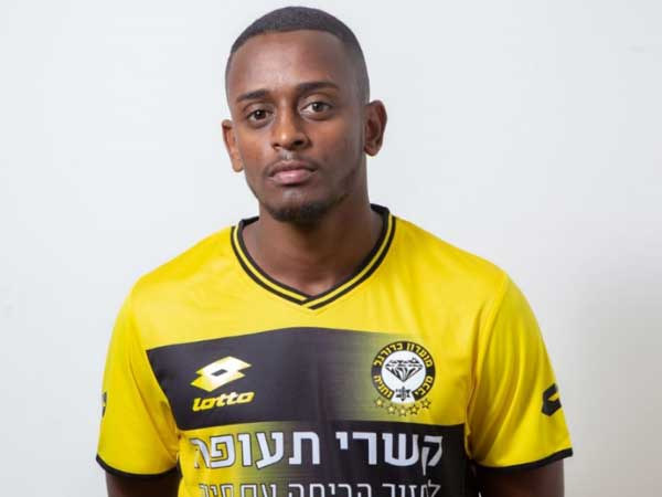 אביב אברהם עם המדים החדשים (באדיבות מכבי נתניה)