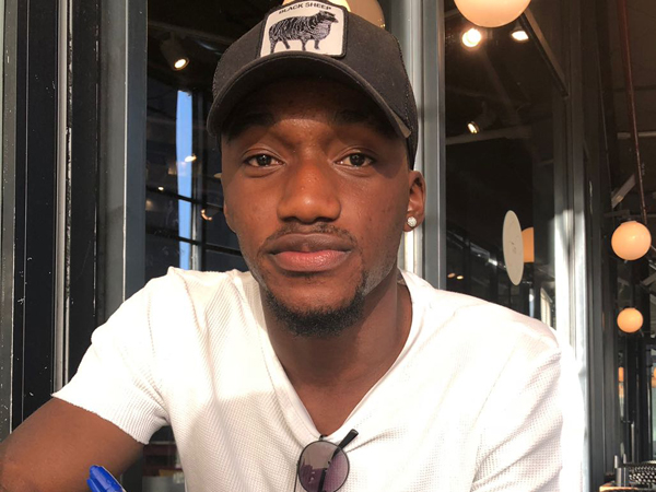 פרינס במעמד החתימה