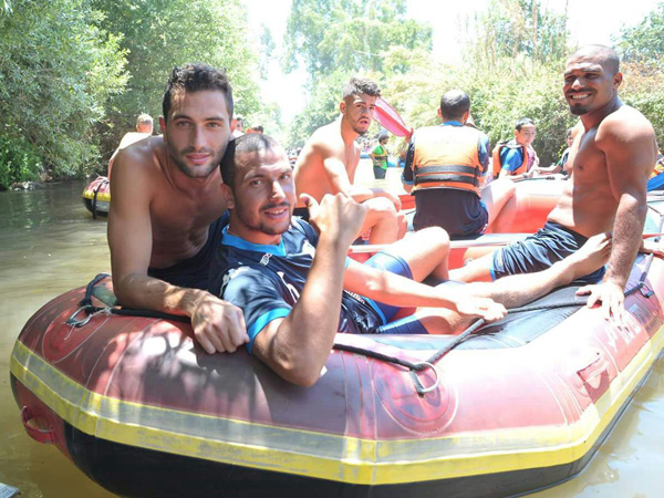 שיט קיאקים לפני המחנה (צילום: ארז יעקבי)