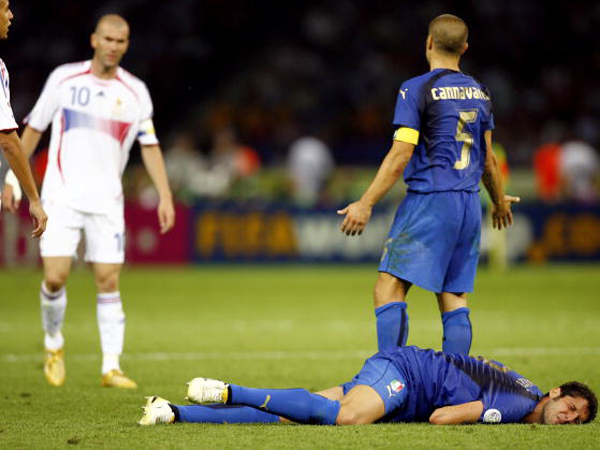 קילל את אחותו? זידאן נוגח במטראצי (Getty)