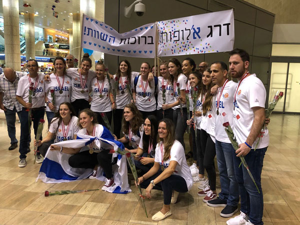 מקום שלישי באליפות אירופה וחזרה לדרג א'. נבחרת הנערות (עודד קרני, איגוד הכדורסל)