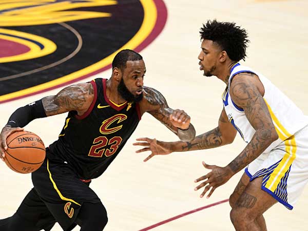 יאנג (מימין) שומר על לברון ג'יימס (getty)