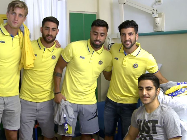 שחקני מכבי ת"א עם איפרגן. סיפור מעורר השראה