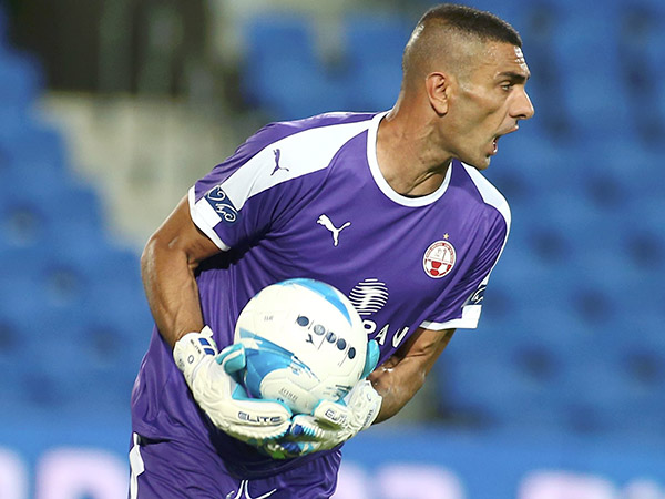 גורש. אשתו התרצתה לבסוף (אלן שיבר)