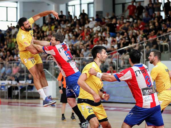 שחקני מכבי ת"א בגמר הפלייאוף של העונה שעברה (הדר ואן קולא, איגוד הכדוריד)