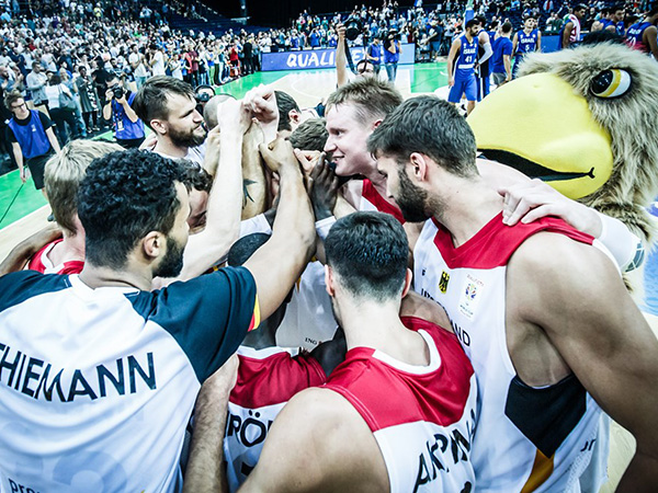 נבחרת גרמניה חוגגת העפלה לאליפות העולם בסין (באדיבות פיב"א, האתר הרשמי)