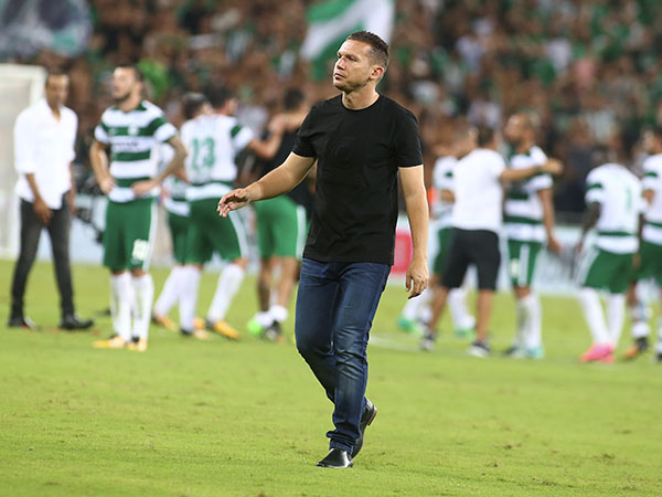 התרגל לסבול על הדשא בסמי עופר. בכר (אלן שיבר)