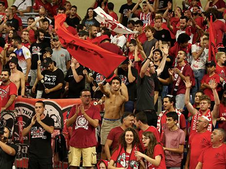 גם ביציע לא היה רגוע אחרי המשחק (צילום: אלן שיבר)