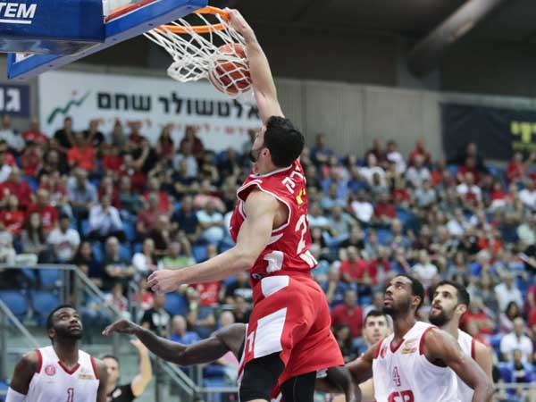 ווריק קולע דאנק יוצא מגדר הרגיל (מנהלת הליגה)