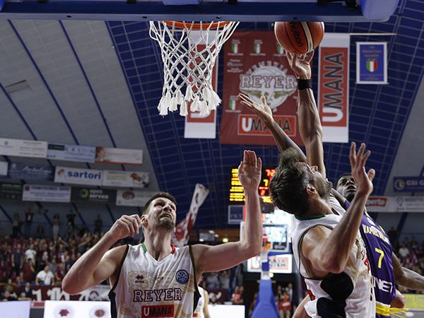 ידה של המארחת הייתה על העליונה (FIBA)