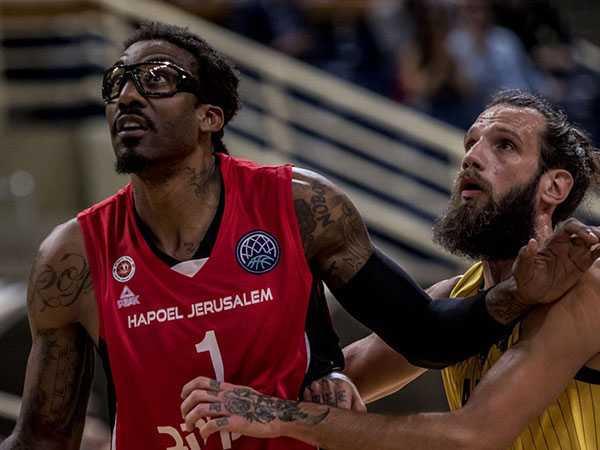 כשהוא על המגרש, יש מטריה אווירית. אמארה (פיב"א)