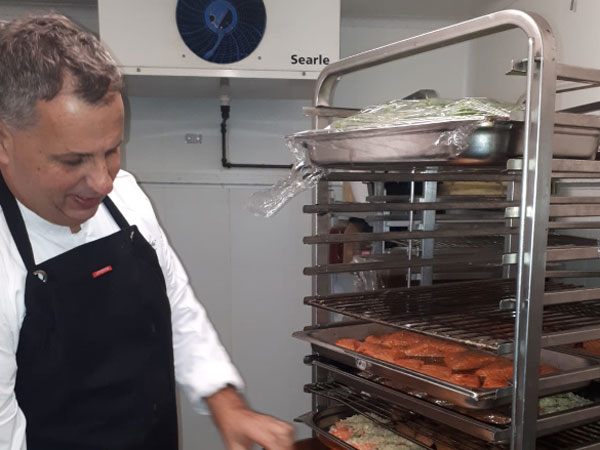 השף איתן מזרחי. אחראי שכל השחקנים יהיו שבעים