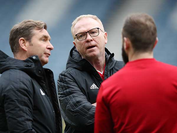 מקליש עם צוות האימון. המשחק האחרון? (getty, Ian MacNicol)