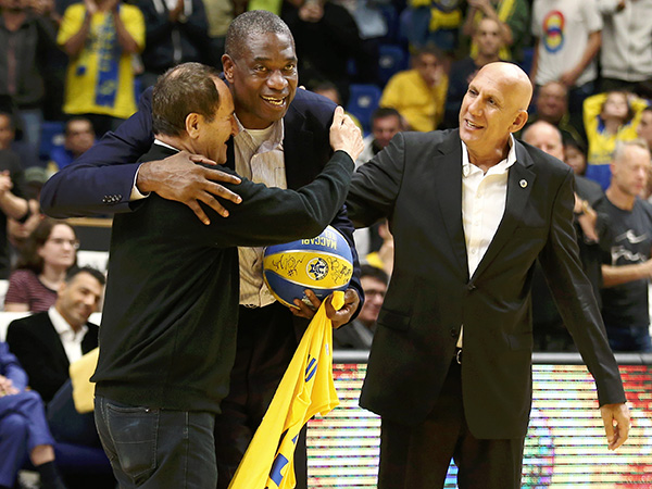 דיקמבה מוטומבו, אגדת ה-NBA, נהנה מהצגה מרשימה של מכבי (אלן שיבר)
