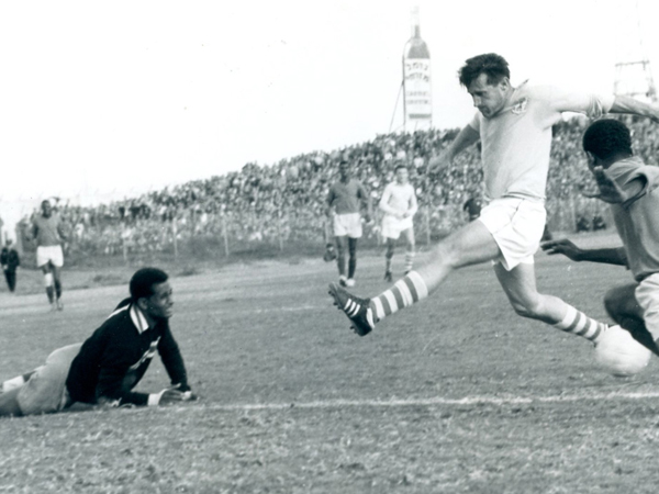 נפרדים מאגדה (באדיבות ההתאחדות לכדורגל בישראל)