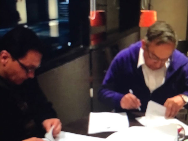 התמונה שהציג כבירי: בן זאב חותם על החוזה עם מנדיונדו