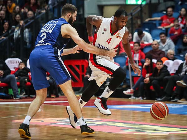 חזר לפרקט. ג'ונסון (מנהלת הליגה)