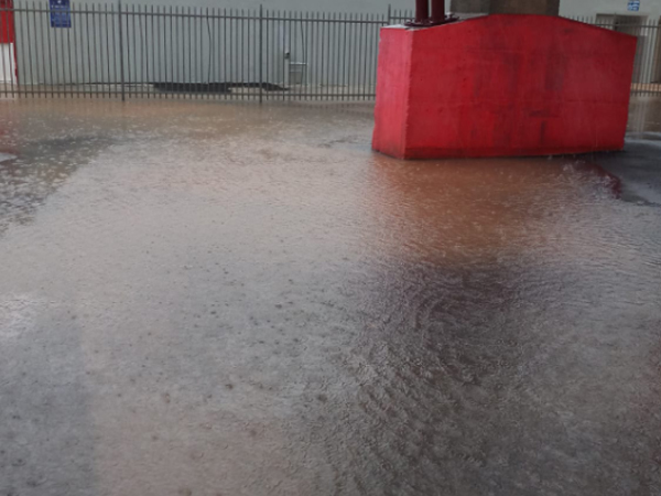 נהרות זורמים באיצטדיון