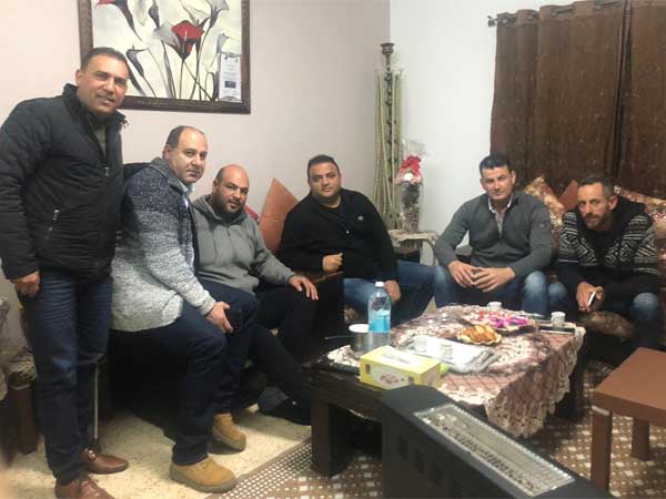 החלמה מהירה. הנהלת סכנין עם אחד האוהדים שנפצעו