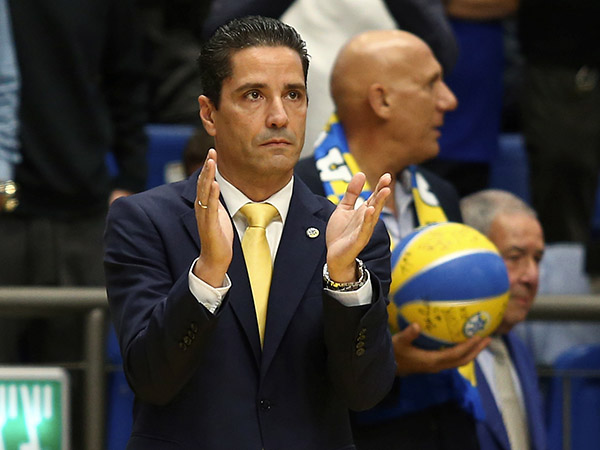 ספרופולוס, מחמיא לפורוורד שלו (אלן שיבר)