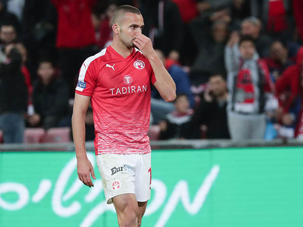 גם הוא פגש את בכר בבית קפה. שהר (דני מרון)