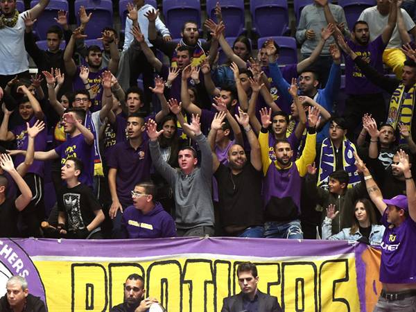 האוהדים של חולון חגגו גם בסיום (FIBA)