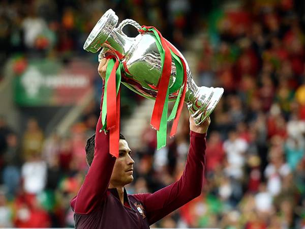 רונאלדו ופורטוגל. יוצאים להגן על התואר (FRANCISCO LEONG/AFP/Getty Images)