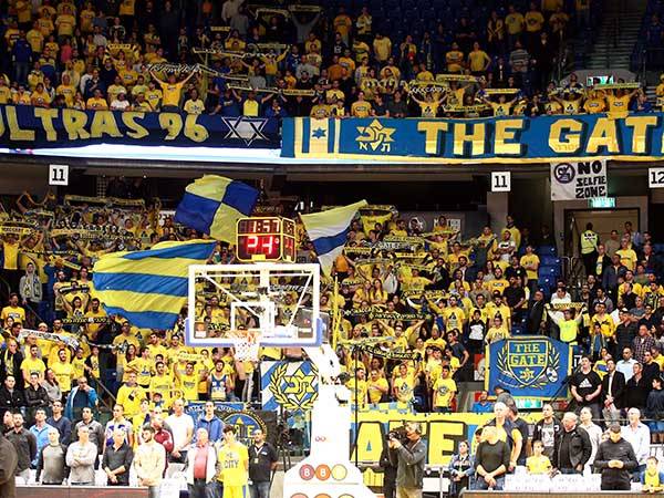 הקהל הצהוב דאג לאווירה בהיכל (אלן שיבר)