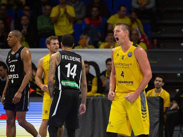 שלט בצבע ברבע הראשון. אייברסון (FIBA)