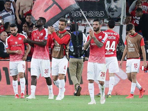 העריכו את המחווה מצד הקהל. שחקני ב"ש בסיום (צילום: דני מרון)