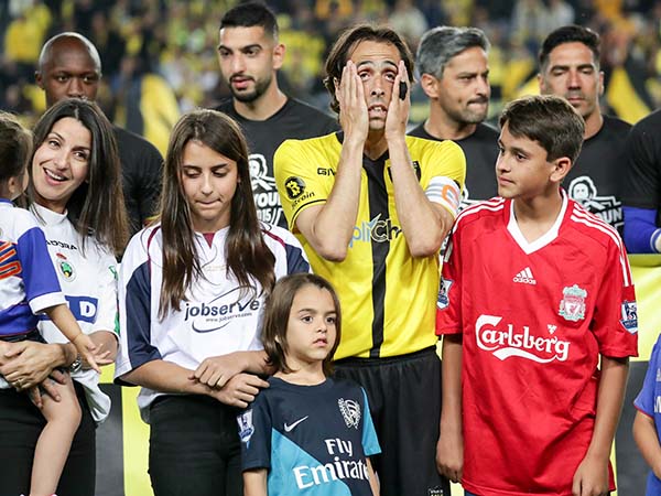 בניון עם ילדיו. כל אחד עלה עם חולצה של קבוצה אחרת בקריירה (דני מרון)