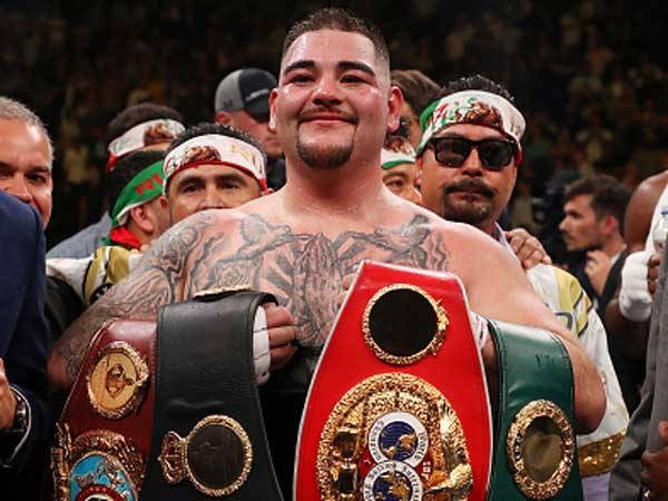 רואיז ג'וניור עם החגורות החדשות (getty, Al Bello)