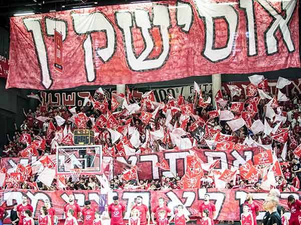 הקהל האדום באחד ממשחקי הדרבי הלוהטים (עודד קרני)