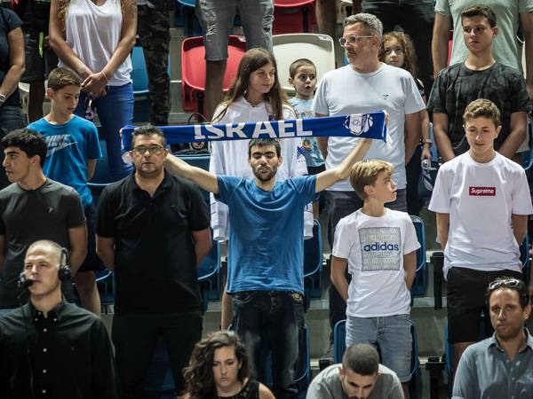 האוהדים תומכים בנבחרת (צילום: עודד קרני)