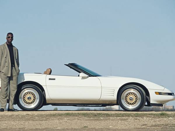 האצן האולימפי מייקל ג'ונסון בפרסומת לשברולט קורבט ב-1991