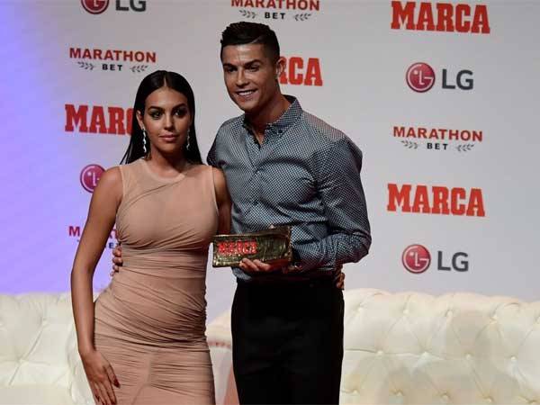 "הצטערתי לעזוב את ריאל". רונאלדו לצד חברתו (Getty)