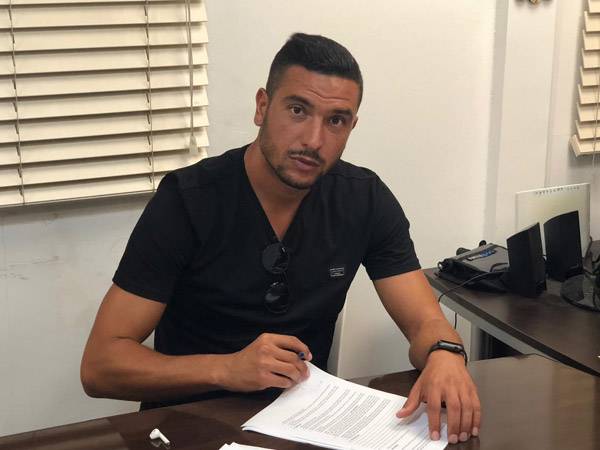 "מודה לשרצקי וק"ש". אבוחצירה במעמד החתימה