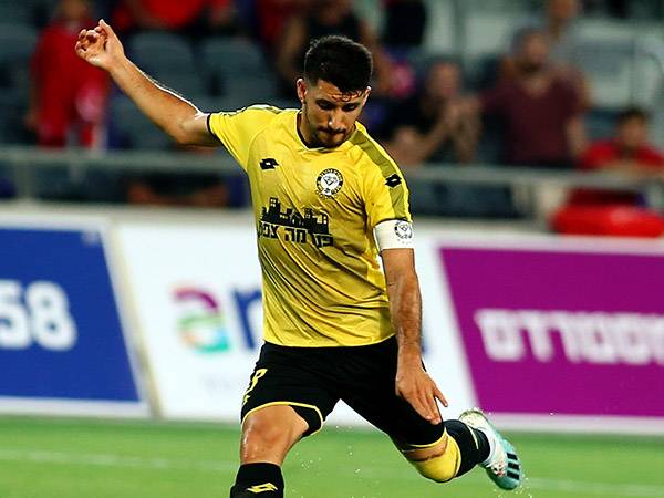 אלמוג כהן. ההחלטה לבנות סביבו מזכירה את חיפה של השנים האחרונות (אלן שיבר)