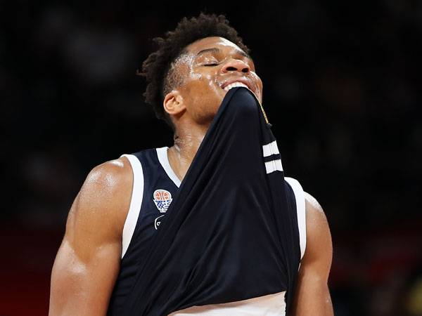 אנטטוקומפו לא רגיל לכדורסל היווני (GETTY)